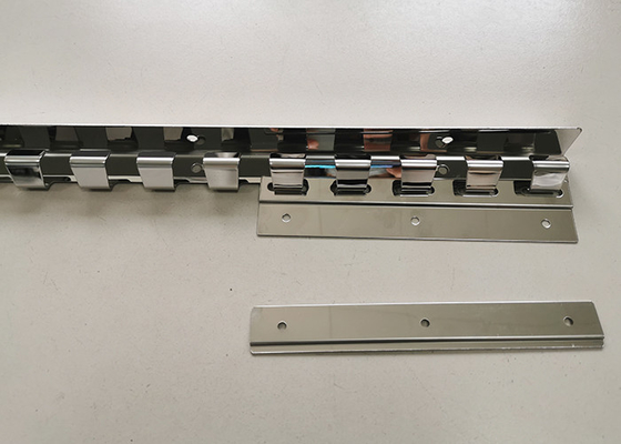 قلاب بر روی قطعات مهر زنی فلزی سیستم آویزان برای پرده های نوار پی وی سی